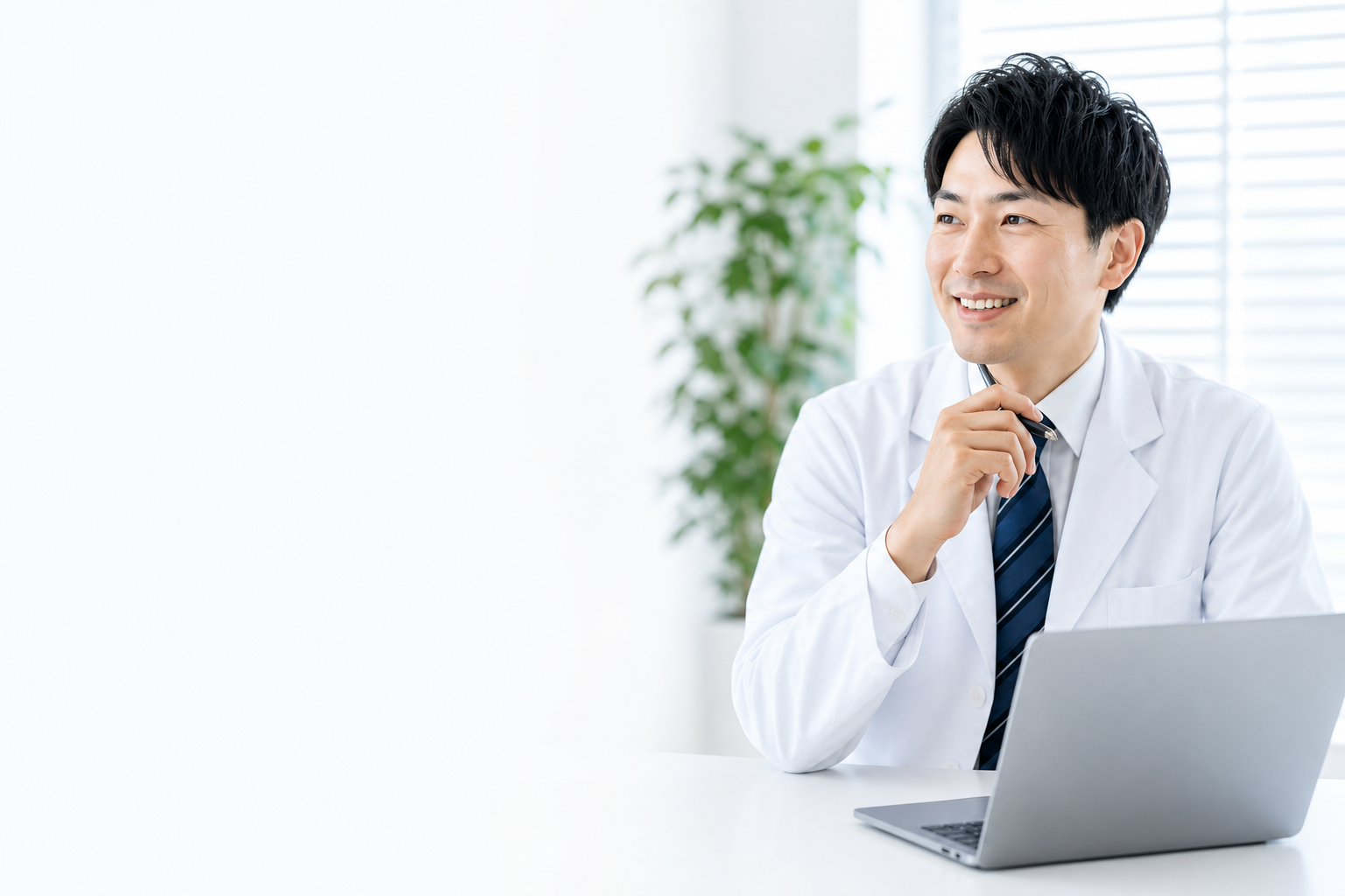 白衣を着た産業医がノートパソコンの前で相談に応じている様子